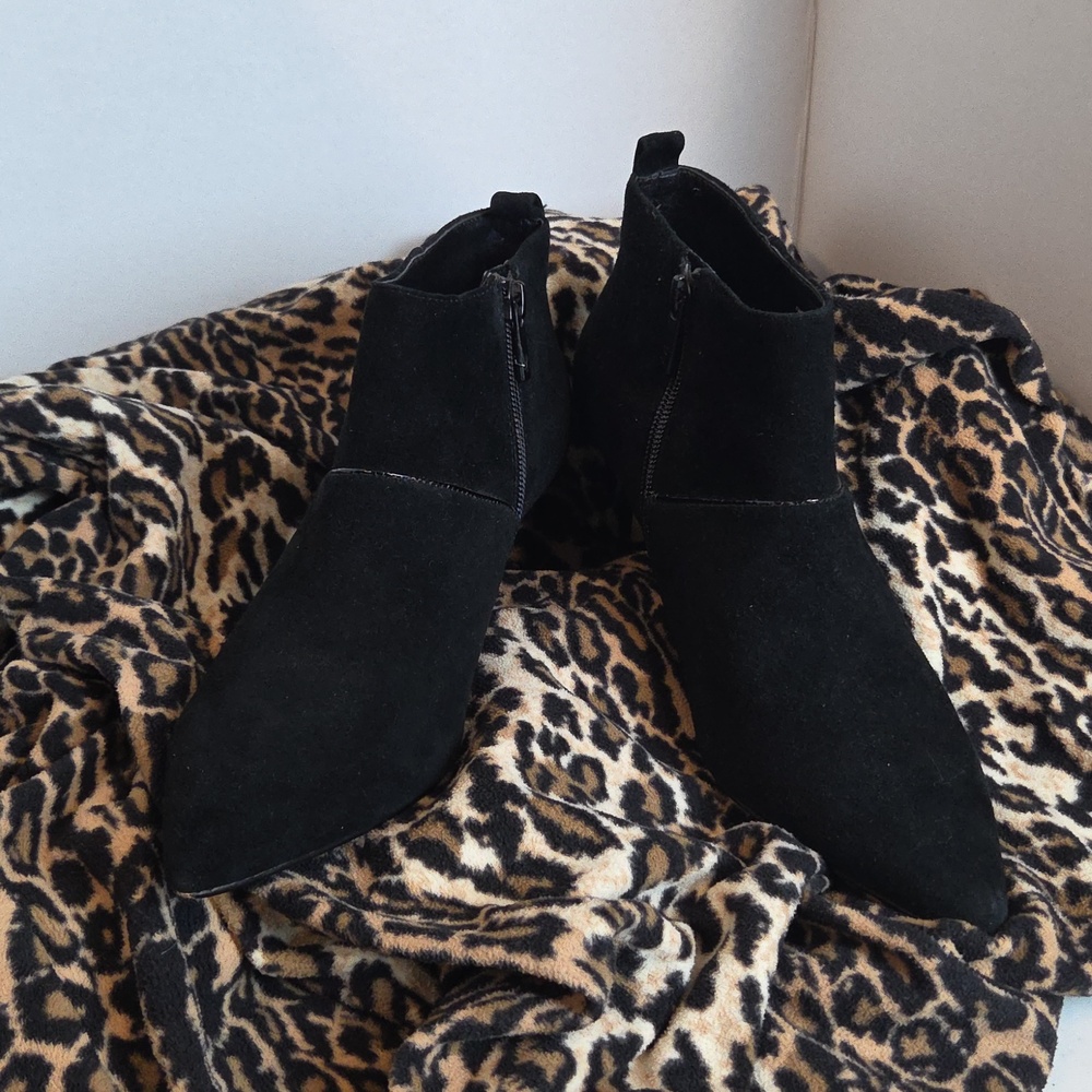 Donald Pilner Women's Black Pointed-Toe Suede Ankle Booties Size 8.5